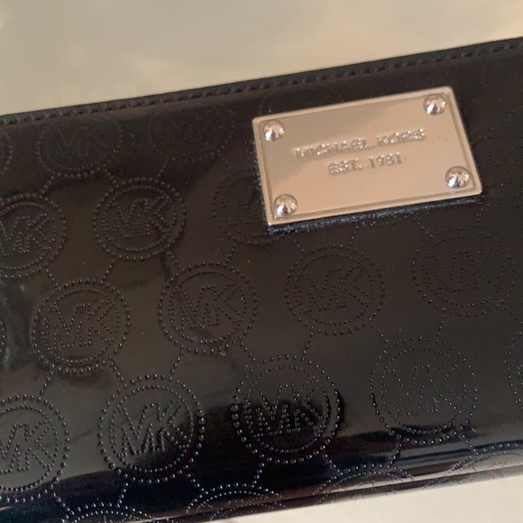 Micheal Kors wallet - Picture 2 of 4